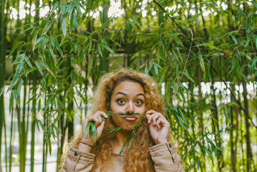 Séance Anna Parc Floral, photo avec moustaches en bambou